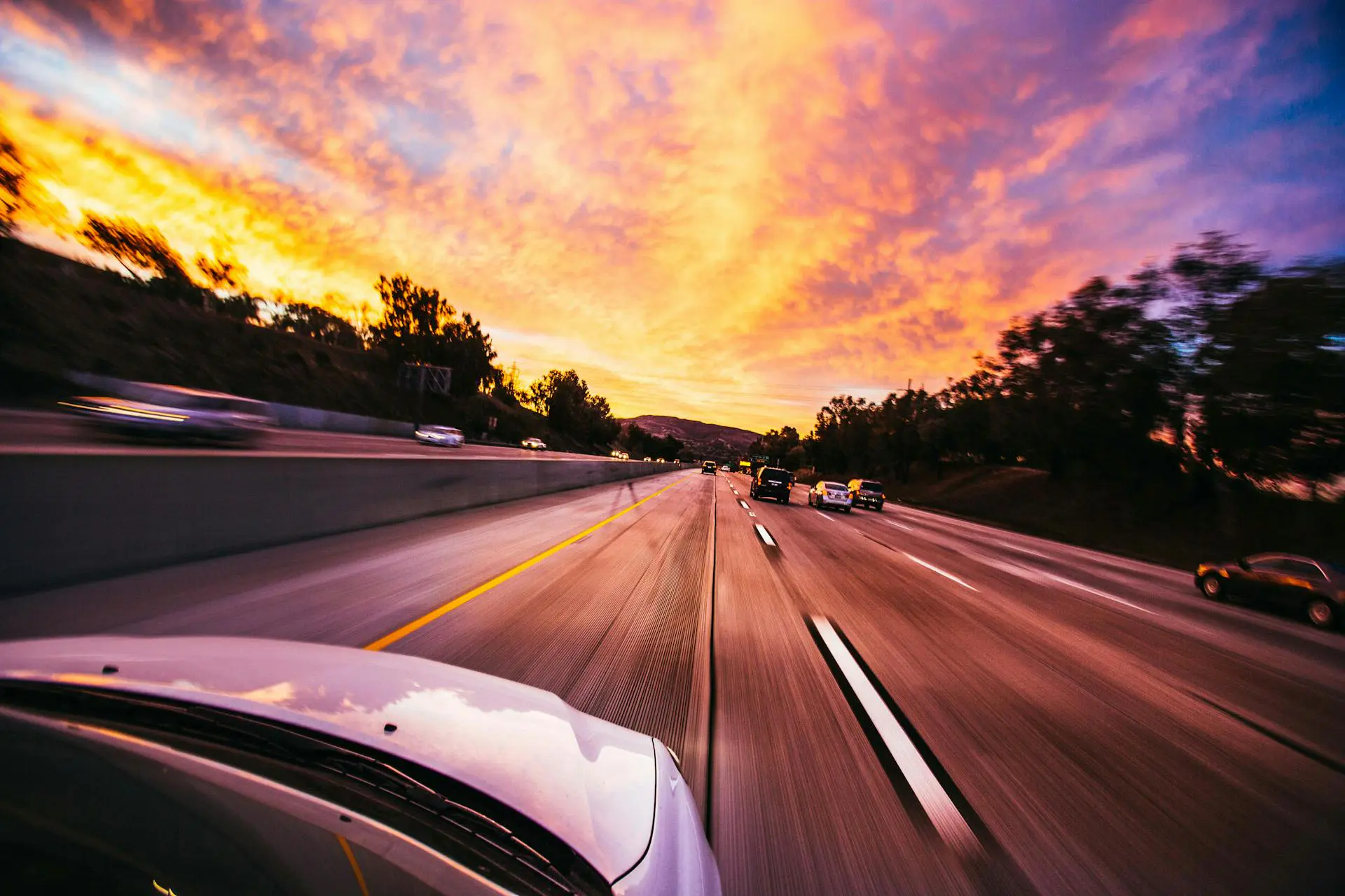 Trafik på en motorvej ved solnedgang